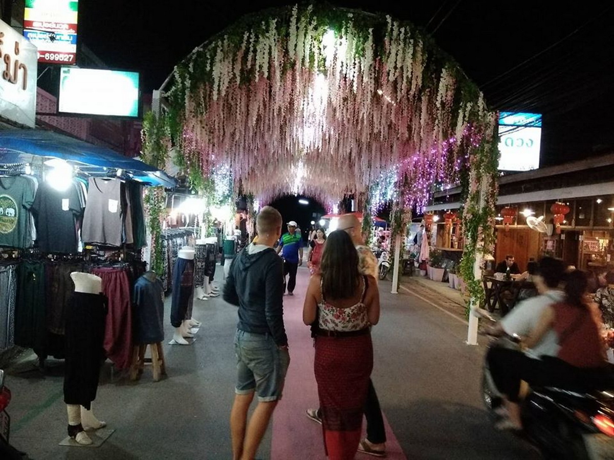 pai walking street, pai night market, pai night bazaar